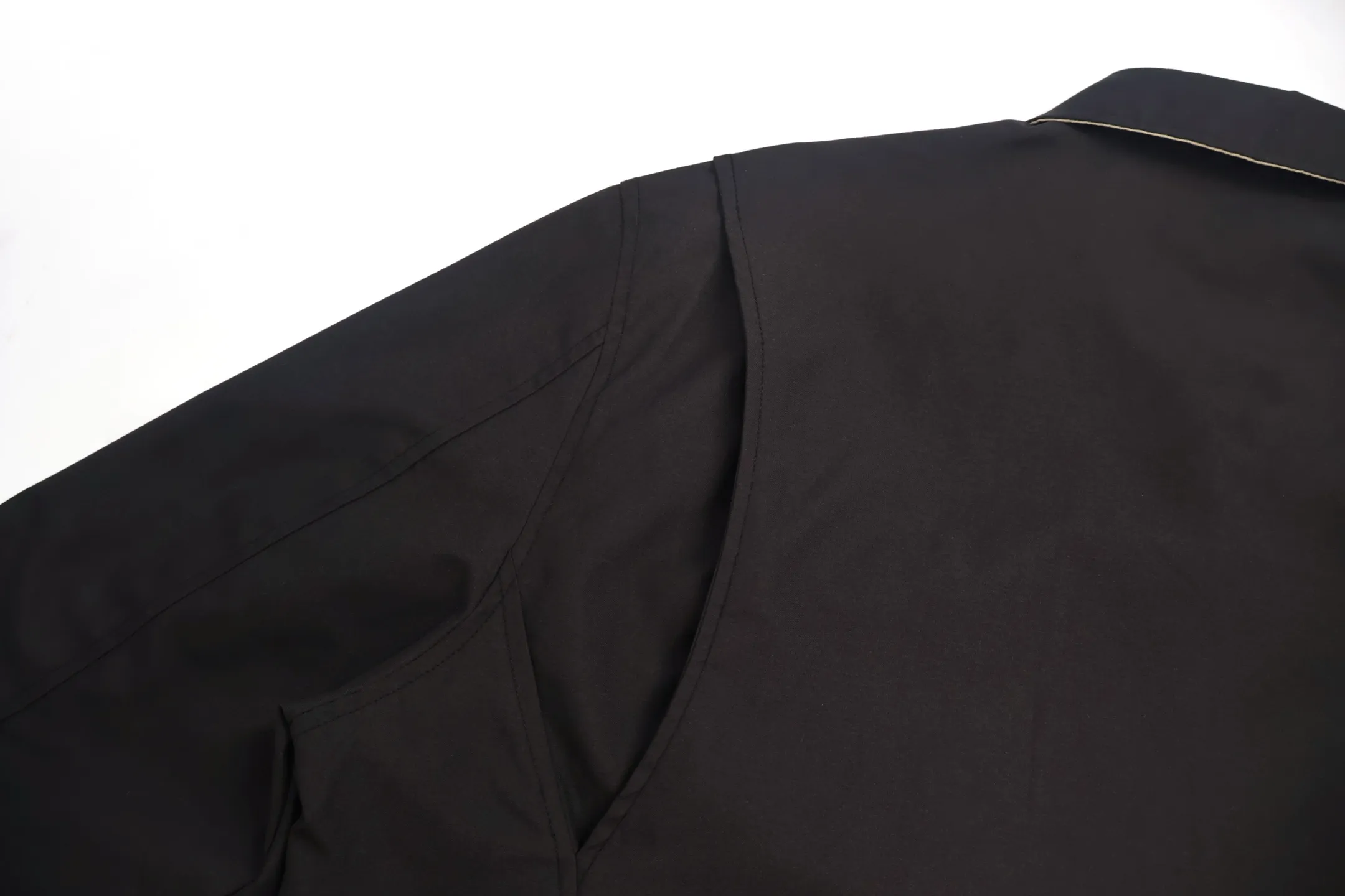🅿️620 [Exclusive supply] Ralph Lauren Ralph Lauren embroidered zipper jacket (black) Customized cotton fine twill elegant fabric, soft and silky, comfortable and close to the skin, with khaki as the base color, soft and unobtrusive. Adopt imported machine embroidery technology, use advanced computer control system and precision mechanical components to achieve the iconic pony embroidery operation with high precision and smooth and delicate lines. Template machine bag opening The preset template guides the position, shape and size of the bag opening. The accuracy ensures the quality of the bag opening effect. The infrared positioning cutting machine uses an infrared transmitter and an infrared receiver to achieve precise positioning of materials. The accuracy can reach the micron level, thereby meeting the effect of high-precision cutting of plaid alignment. The fabrics have been carefully washed and have a better feel and texture. They are not easy to deform, shrink or fade, and maintain long-term beauty. Accessories customized 1:1 Ralph Lauren horn buckle. Size:S-M-L-XL